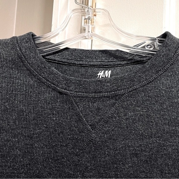 H & M long sleeve shirt. - Picture 3 of 5